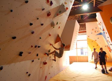 Bouldering wall leisure facility