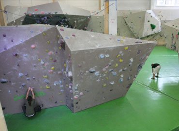 Climbing and bouldering wall complex